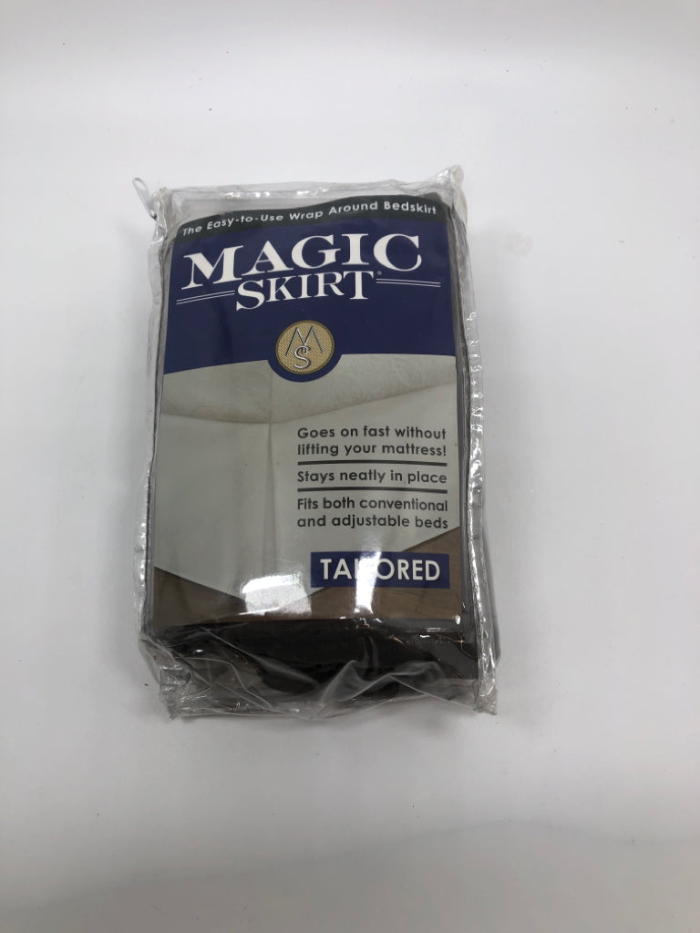 NIP FULL SIZE BLACK BED SKIRT.