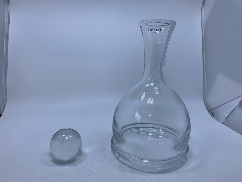 VTG HEAVY GLASS FLAT BOTTOM DECANTER W/ SPHERE STOPPER.