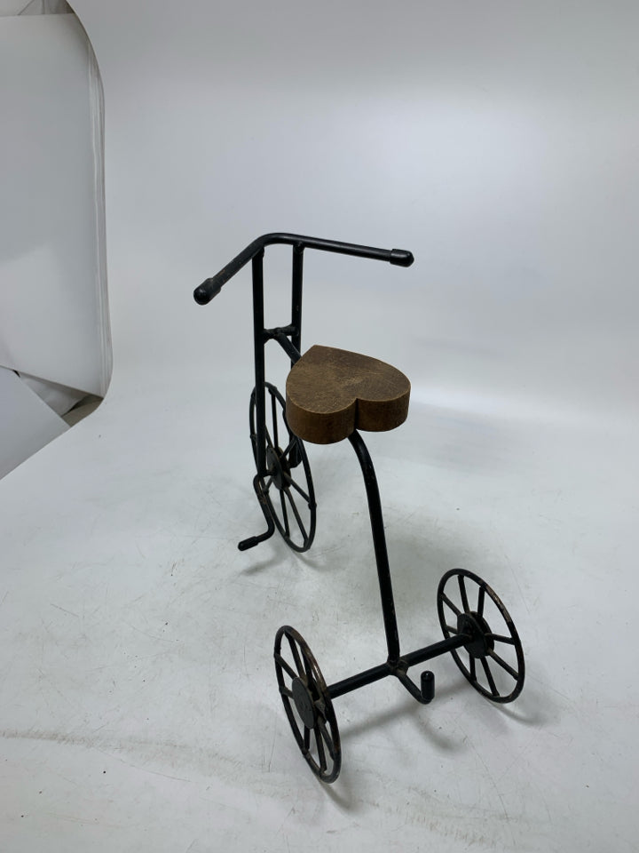 METAL TRICYCLE DECOR.