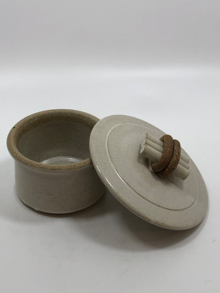 CREAM POTTERY JAR W/LOOP HANDLE LARGE LID.