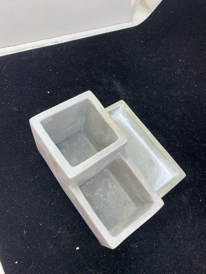 CEMENT DIVIDED BATHROOM ORGANIZER.