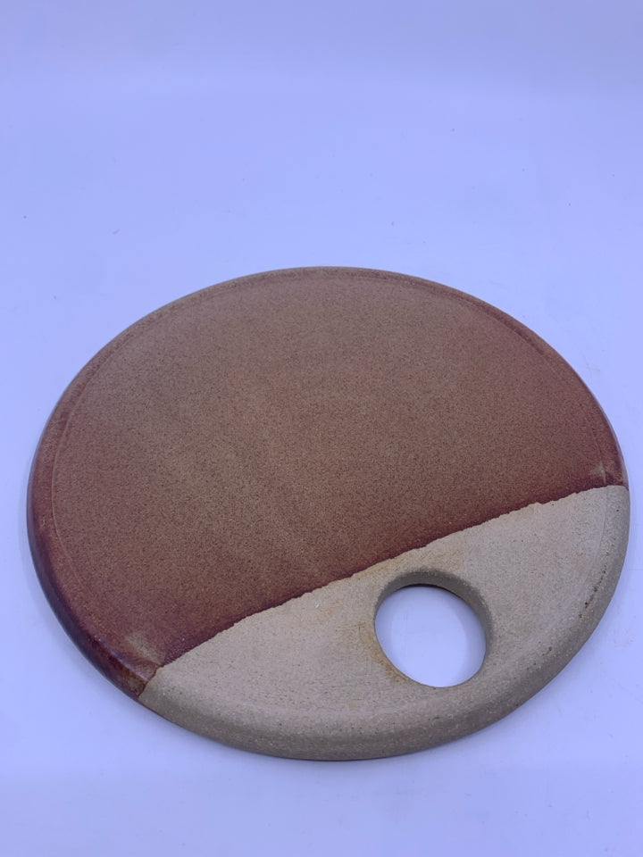 BROWN AND TAN POTTERY TRIVET.