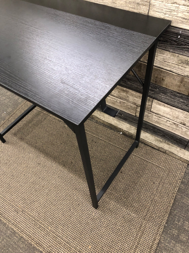 LIGHT DESK TABLE BLACK WOOD TOP W/METAL LEGS.