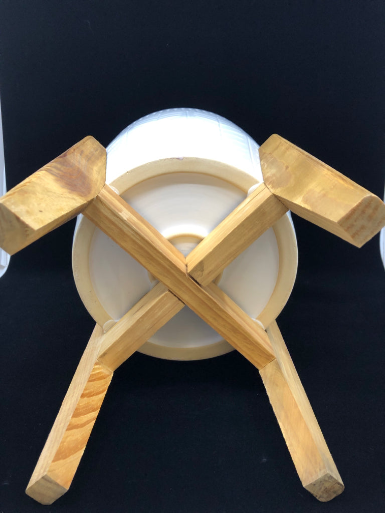 CERAMIC PLANTER W/LINES ON WOOD LEGS.