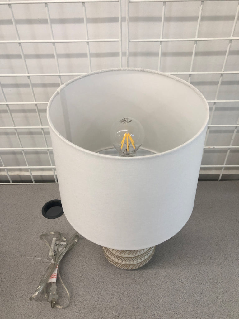 SM TEXTURED WHITE GLAZED LAMP.
