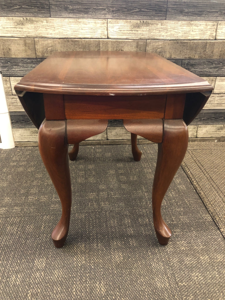 OVAL CHERRY WOOD DROP SIDE TABLE.