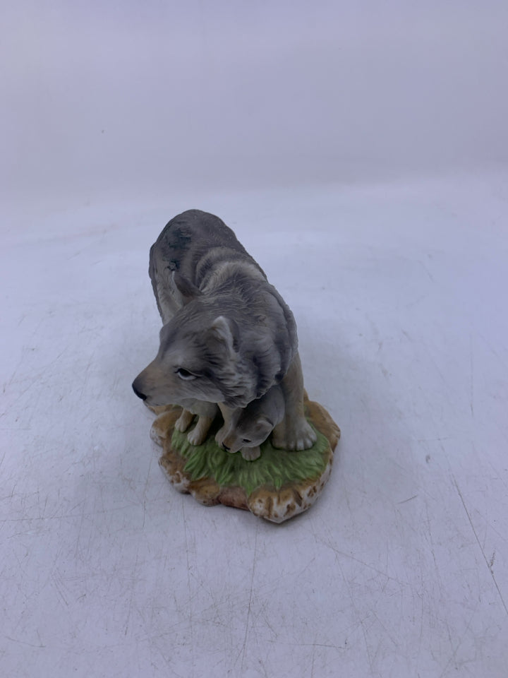 CERAMIC WOLF W/ BABIES.