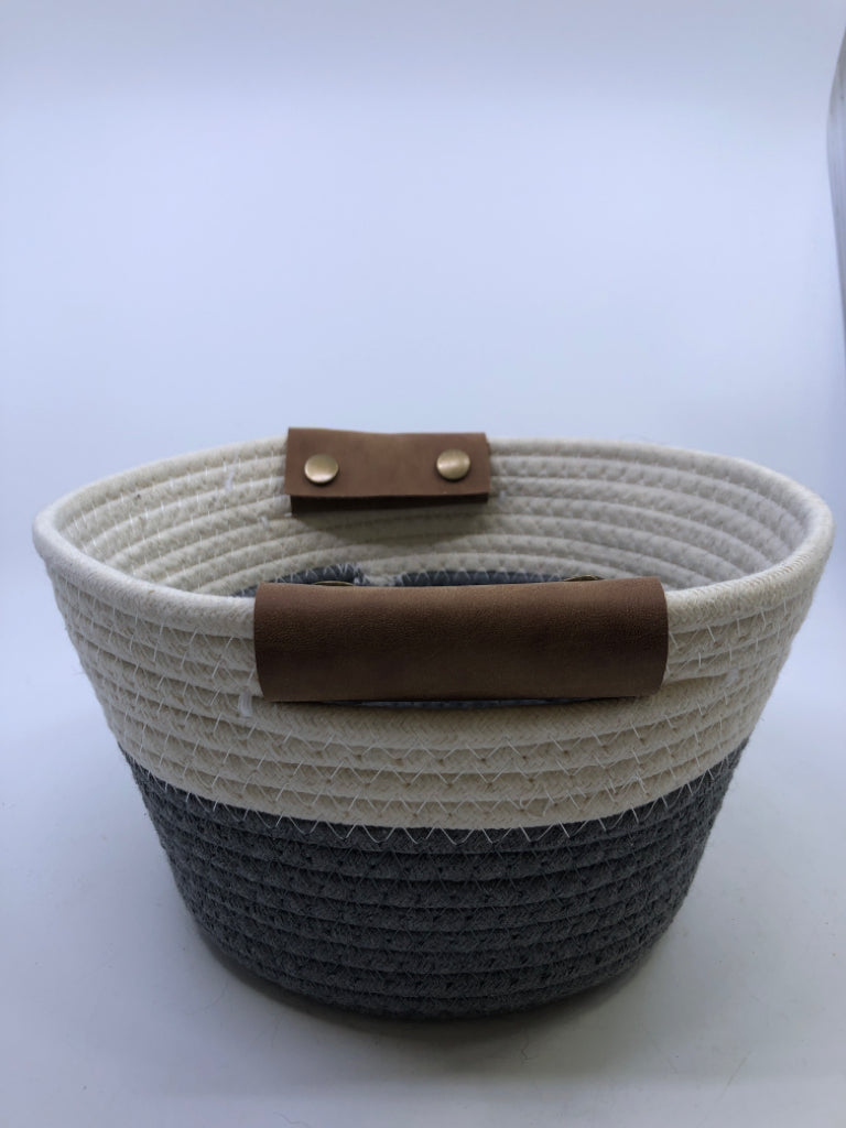 WHITE/GREY WOVEN BASKET.