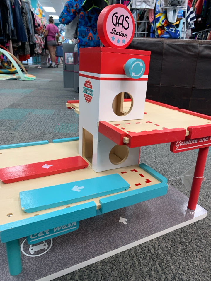 Janod Bolid Solid Wood Gas and Oil Station