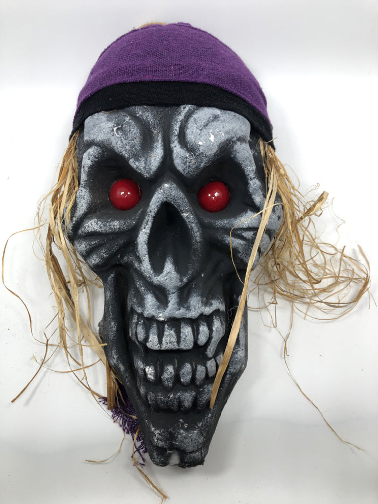 PIRATE SKELTON W/RED LIGHT-UP EYES.