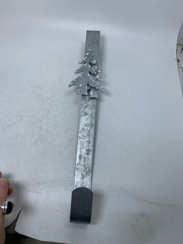 GALVANIZED OVER THE DOOR WREATH HANGER.