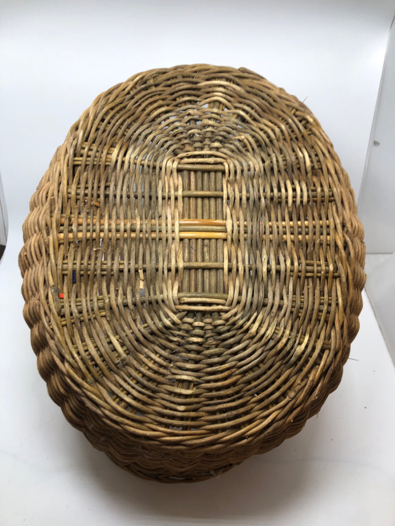 OVAL WOVEN BASKET.