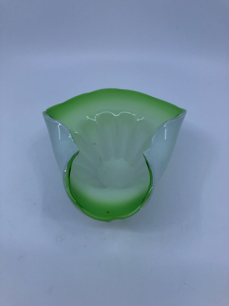 GREEN AND WHITE FOLDED EDGE GLASS DISH.