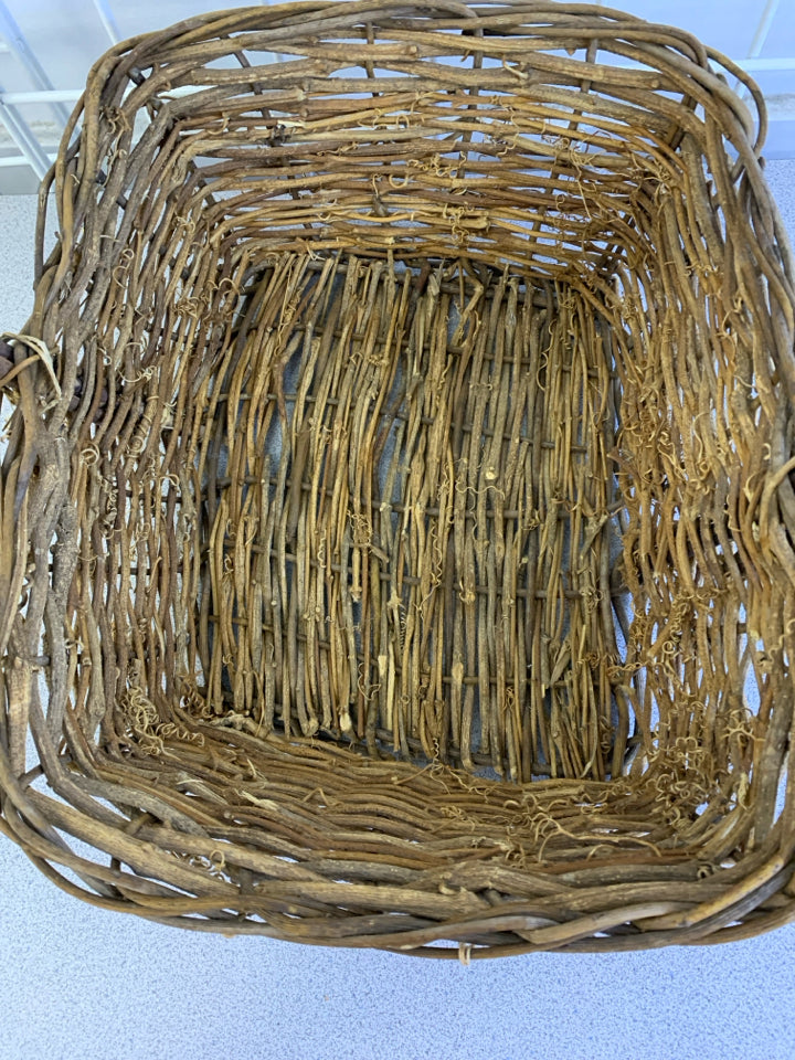 TWIG WOVEN BASKET W/HANDLE.