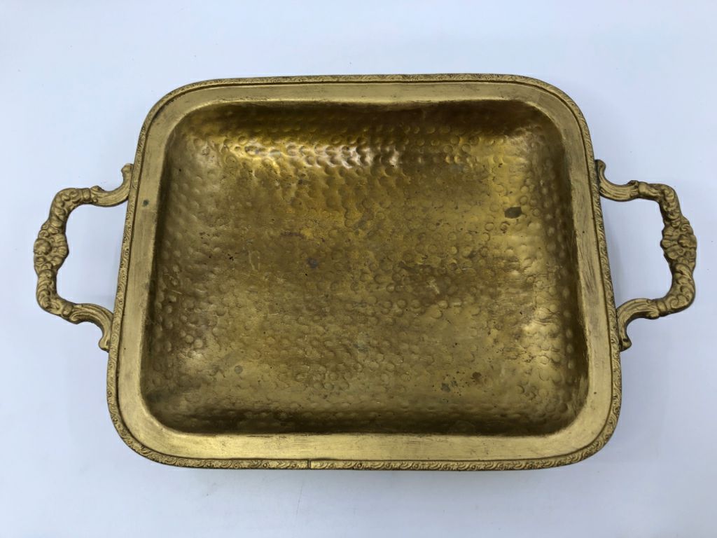 GOLDEN METAL HEAVY HAMMERED FOOTED TRAY W/ HANDLES.