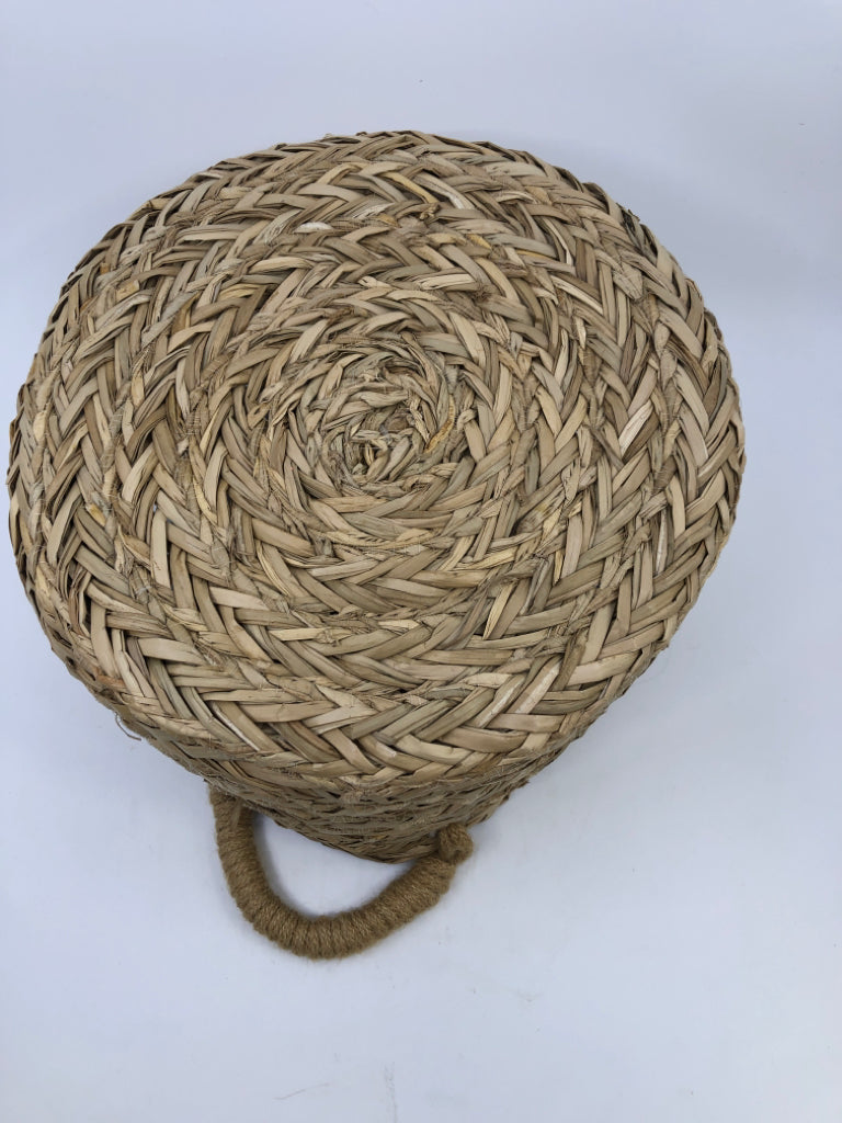 BRAIDED DETAILED WOVEN BASKET W/ BURLAP ROPE HANDLES.