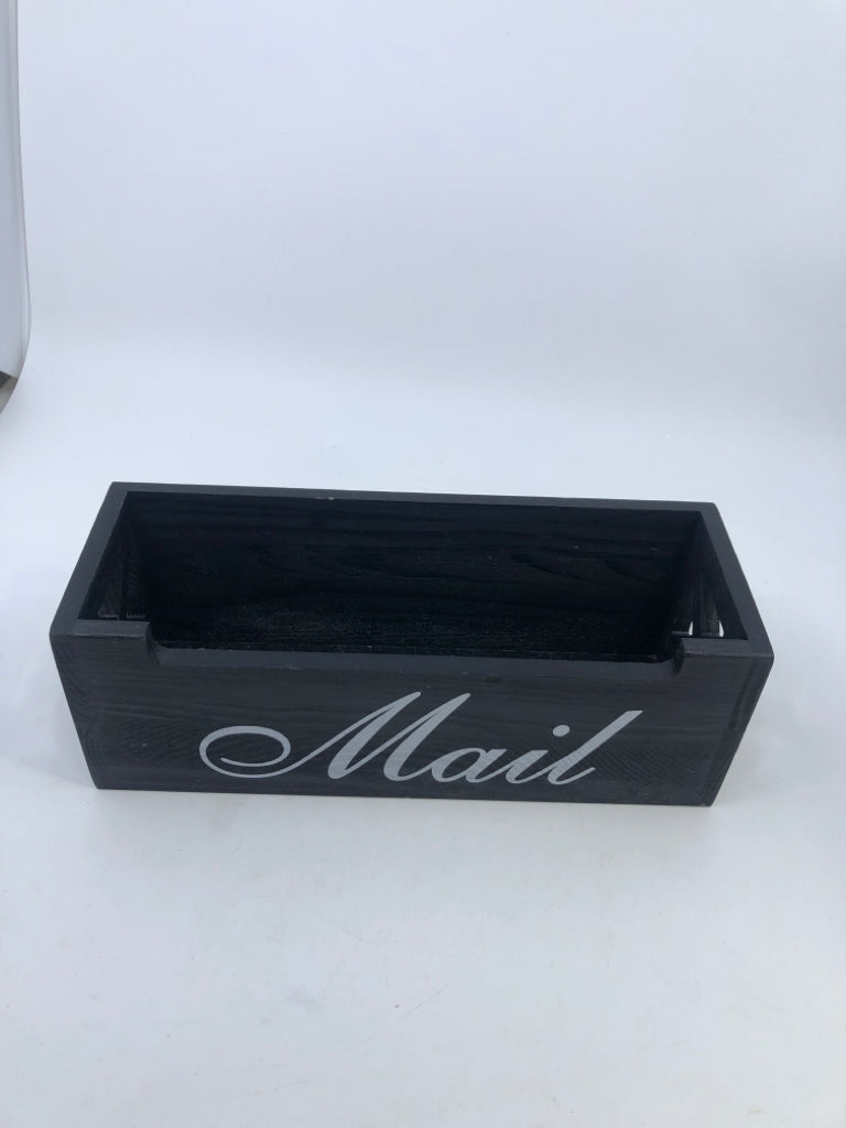 BLACK MAIL HANGING ORGANIZER.
