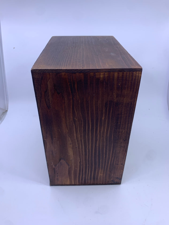 WOOD CUBBIE SHELF W METAL CUBES.