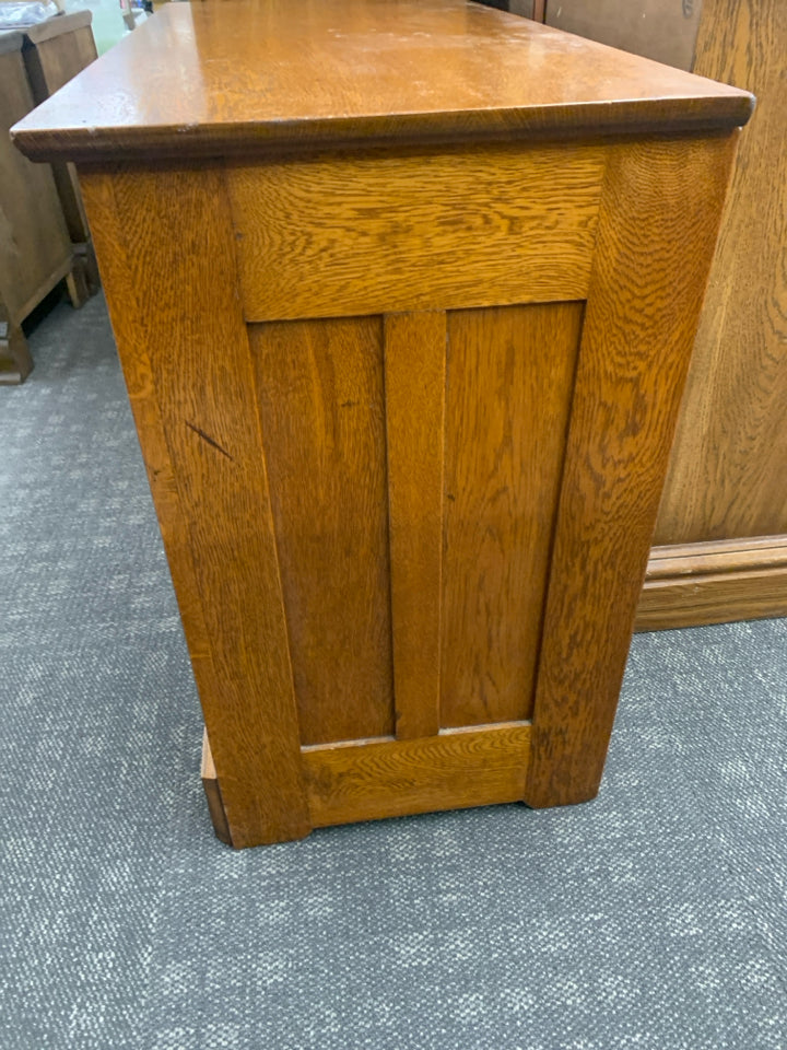 VTG MAPLE WOOD DRESSER WITH THREE DRAWERS.
