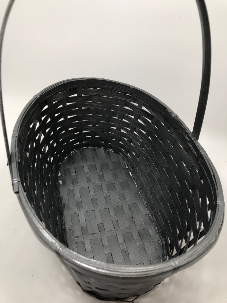 SILVER WICKER BASKET W/HANDLE.