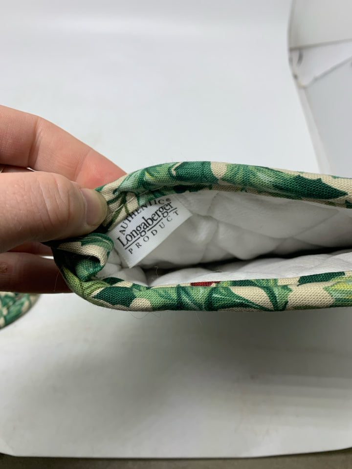 2 HOLLY PATTERN QUILTED MITT/TRIVET.