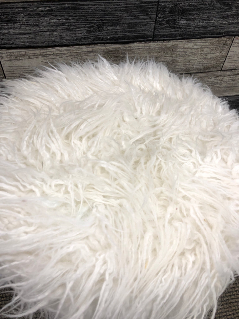FUZZY STOOL W/GOLD METAL LEGS.