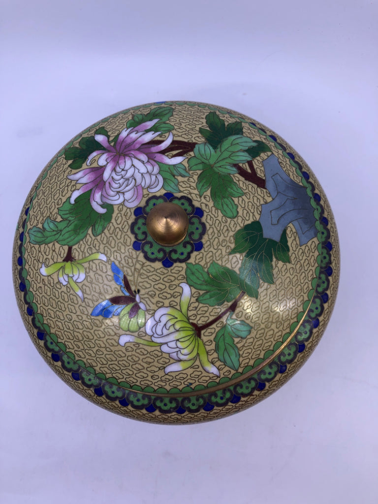 ROUND METAL FLORAL URN SHELF DECOR W/PLASTIC BASE.