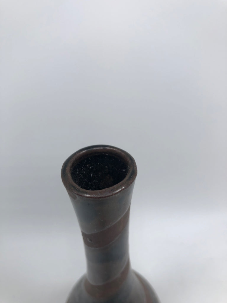 NAPCOWARE SWIRL VASE.