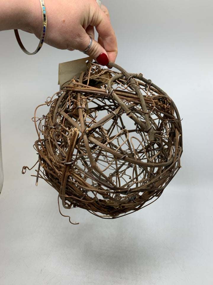 STICK SPHERE W/ TAGS DECOR.
