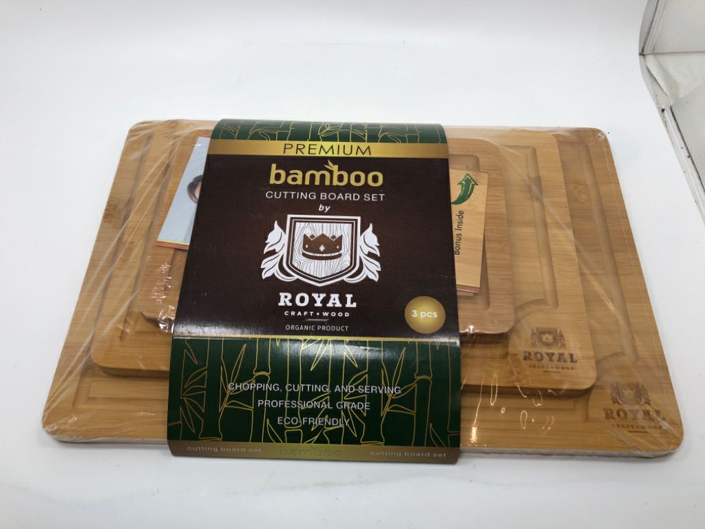 NIP 3PC BAMBOO CUTTING BOARD SET.