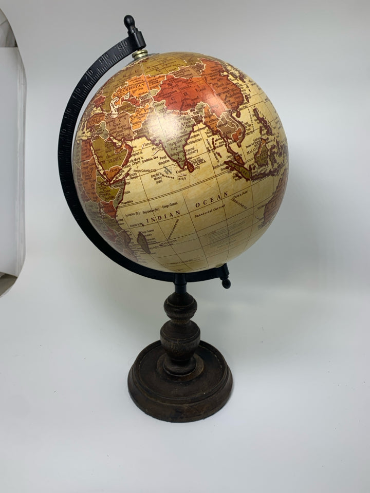 WOOD BASE W/ GLOBE DECOR.