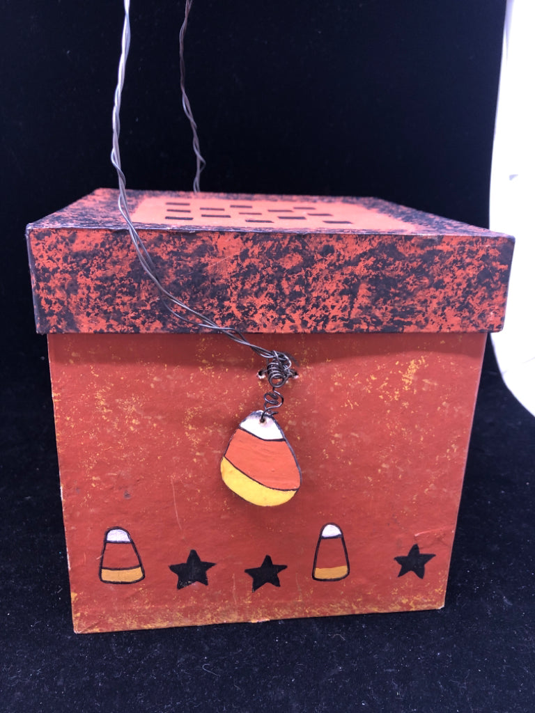 "BOO" HALLOWEEN BOX W/ LID AND WIRE HANDLE.