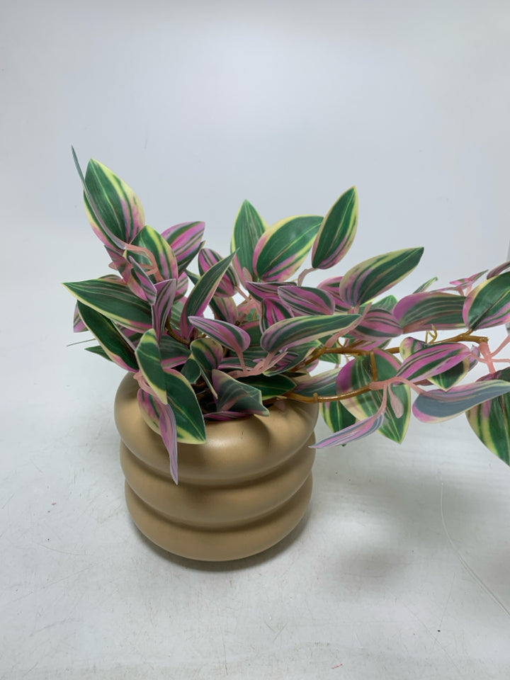 RIBBED TAN PLANTER W/ FAUX LEAVES.