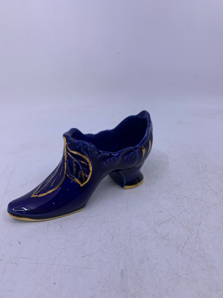 COBALT BLUE HIGH HEEL SHOE W/ GOLD LEAF DETAIL.
