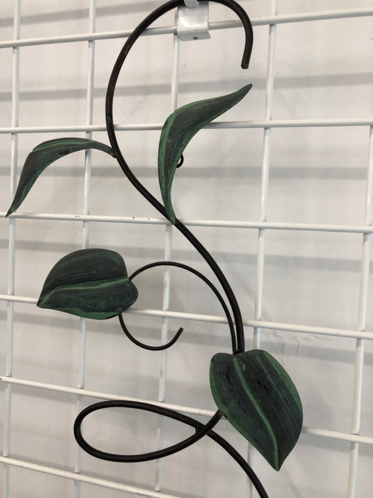 METAL LEAF SWIRL WALL HANGING.