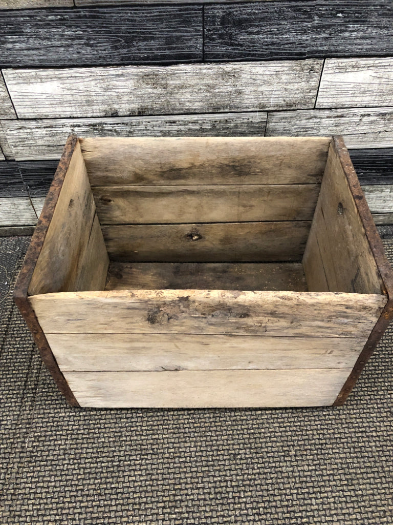 VTG "HP HOOD & SONS" METAL & WOOD CRATE.