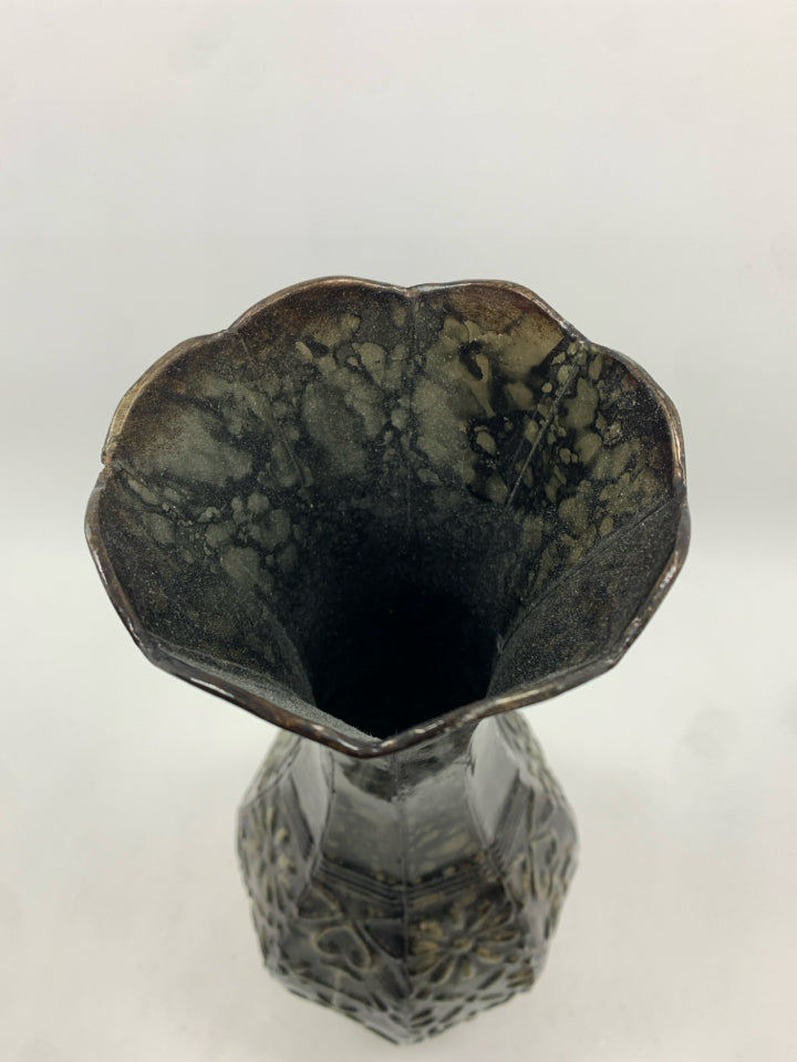 BLACK METAL VASE W/FLOWER DETAILS.