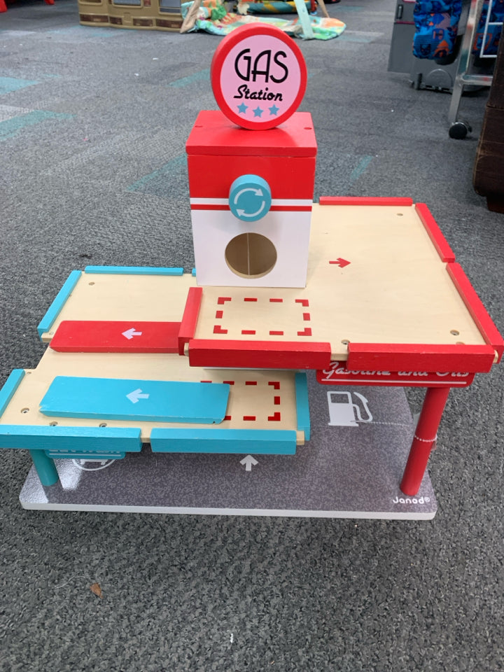 Janod Bolid Solid Wood Gas and Oil Station