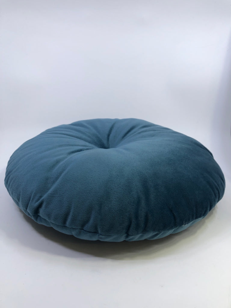 ROUND TEAL ACCENT PILLOW W/BUTTON.
