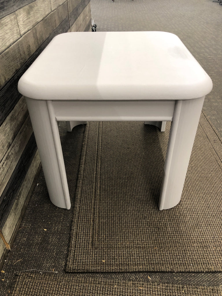 GREY PAINTED WOOD SIDE TABLE.