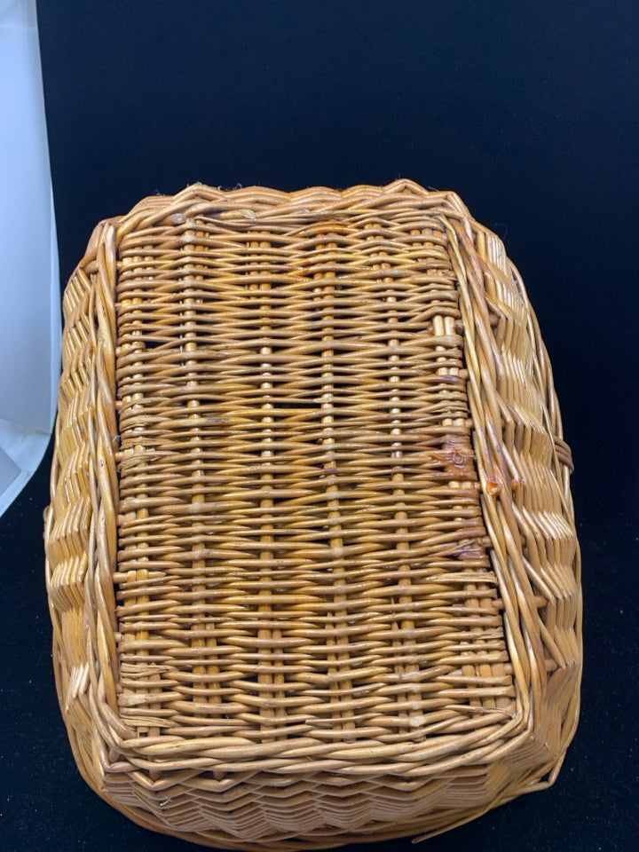 WICKER GATHERING BASKET W A HANDLE.