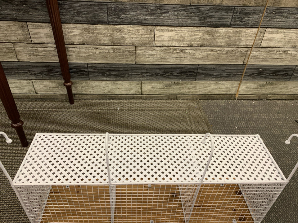 WHITE MESH WALL HANGING W 4 HOOKS AND CUBBIES.