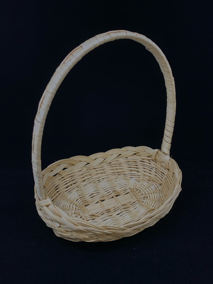 OVAL SHALLOW WOVEN BASKET W/HANDLE.