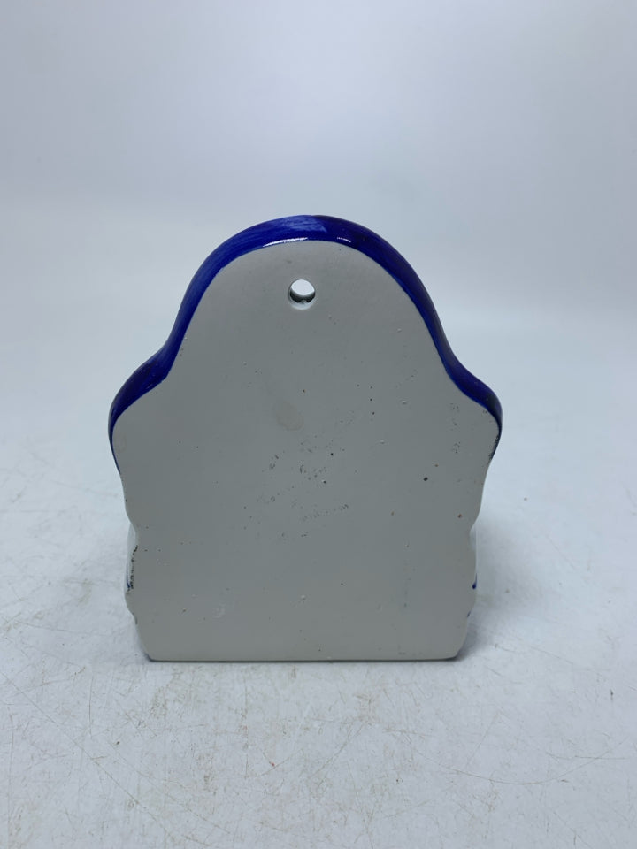 CERAMIC "ACORES MULLHER DE CAPOTE" IN BLUE WRITING/EDGES WALL POCKET.