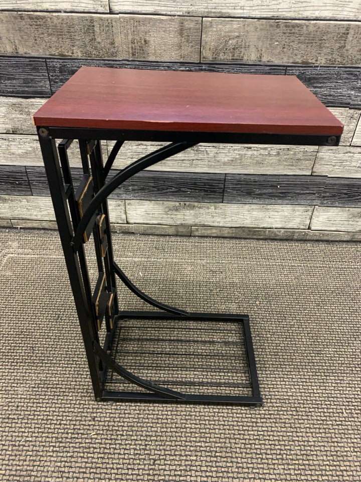 BLACK METAL WOOD TOP END TABLE W/BLUE SQUARES.
