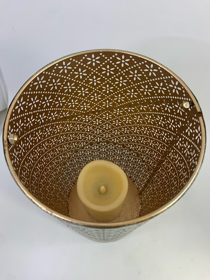 TEAL METAL CANDLE LANTERN W/ORNATE CUT OUT DESIGN W/LIGHT UP PILLAR CANDLE.