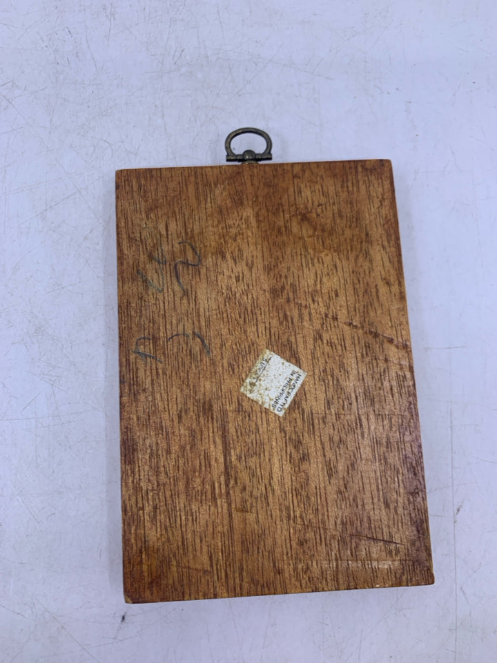 WOOD PLAQUE CHILDREN UNDER UMBRELLA.