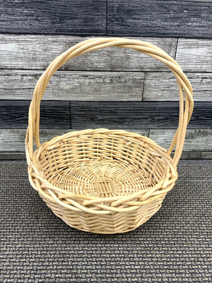 BLONDE WOVEN BASKET W HANDLE.