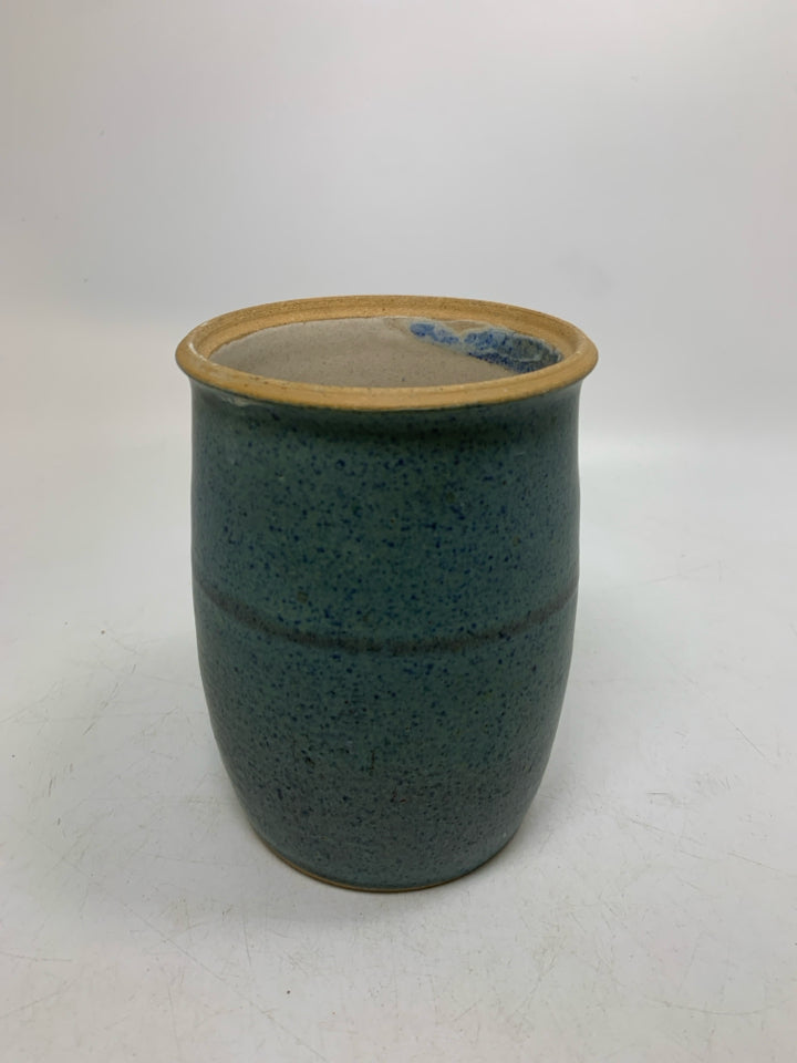 LIGHT BLUE SPECKLE UTENSIL CROCK.