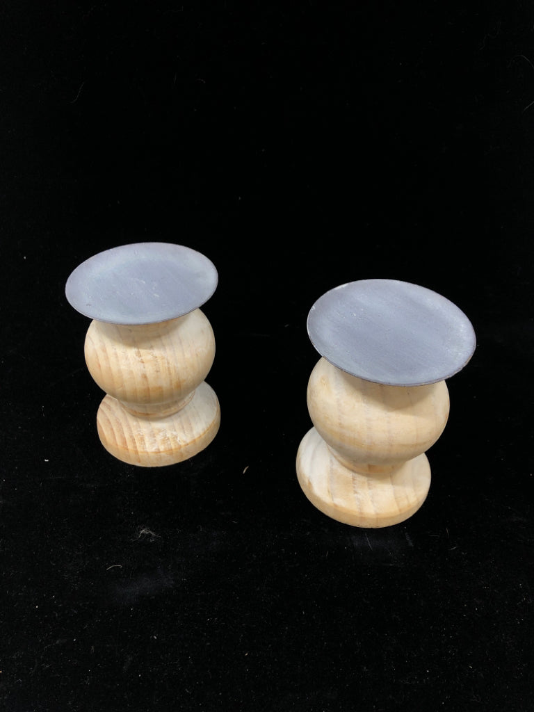 2PC WOOD BALL PILLAR CANDLE HOLDERS.